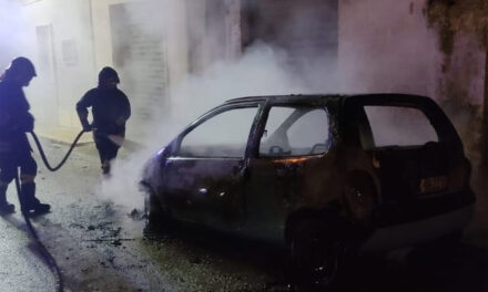 Auto in fiamme in via Morandi a Carovigno, intervento dei Vigili del Fuoco