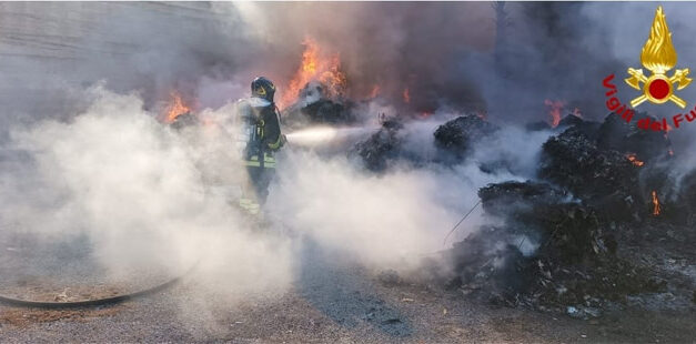 Rifiuti incendiati in una cava nelle campagne di Ostuni, Vigili del Fuoco al lavoro per ore