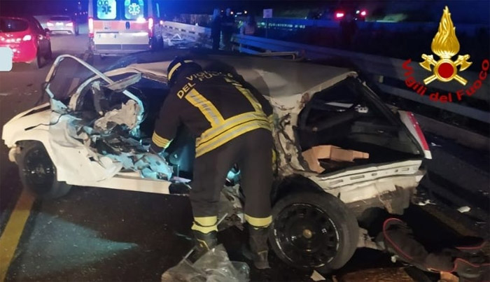 Terribile incidente sulla 379 Brindisi Bari tra due auto, due feriti ed un mezzo completamente distrutto