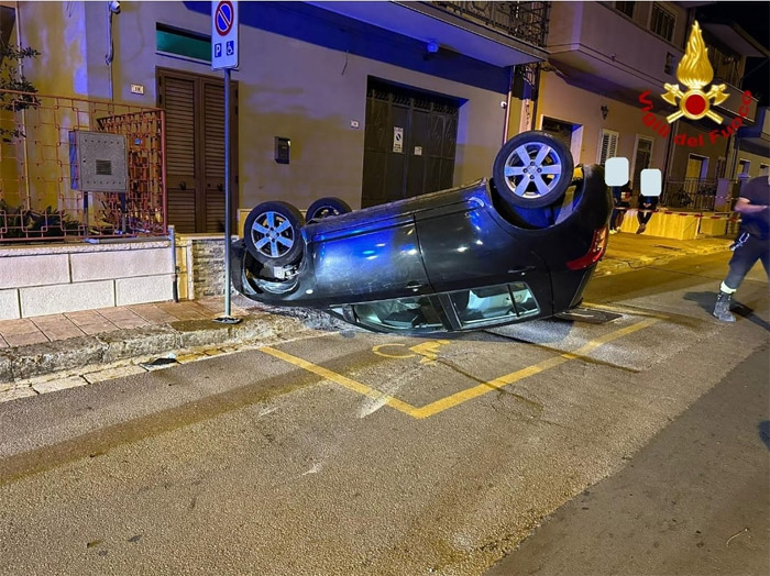 Colpisce un’auto parcheggiata e poi cappotta, incidente in pieno centro a Cellino San Marco
