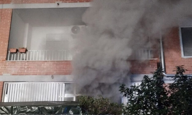 Appartamento a fuoco in Via Pastrengo a Brindisi, intero palazzo fatto evacuare durante lo spegnimento