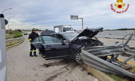 L’auto fuori controllo finisce contro il guardrail sulla superstrada, ferito il conducente