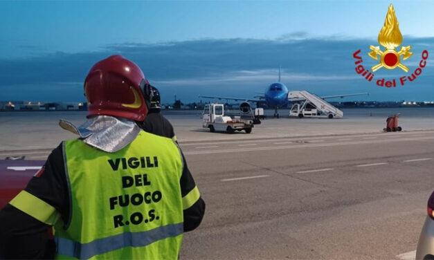 Airbus avverte la torre di Brindisi per problemi al carrello durante l’atterraggio: allertati i vigili del fuoco