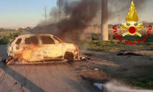 Una Fiat 500L rubata e data alle fiamme in campagna a Brindisi, pompieri e polizia sul posto