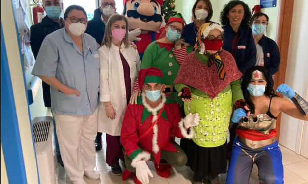 Tommaso Gioia nel reparto di Pediatria dell’ospedale di Francavilla Fontana, con la befana e doni per i piccoli pazienti