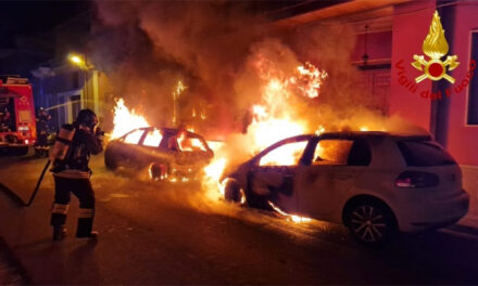 A fuoco due auto a nella notte, una abitazione vicina colpita dalle fiamme