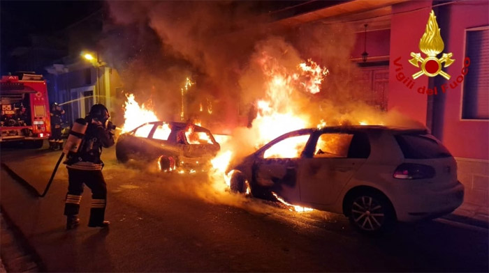 A fuoco due auto a nella notte, una abitazione vicina colpita dalle fiamme