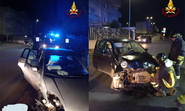 Incidente in città, collisione tra due auto, vigili del fuoco in azione a Francavilla Fontana