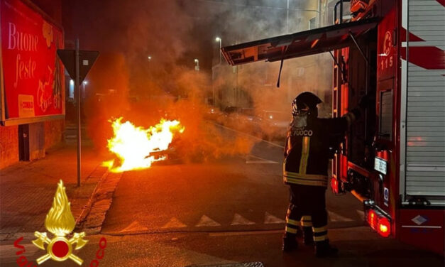 Auto in fiamme in via Sicilia a Brindisi, intervento dei Vigili del Fuoco