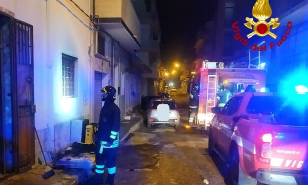 Stufa e elettrica e materasso causano incendio in un appartamento, a Carovigno in via Piccinni intervengono i pompieri