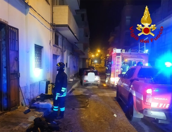 Stufa e elettrica e materasso causano incendio in un appartamento, a Carovigno in via Piccinni intervengono i pompieri