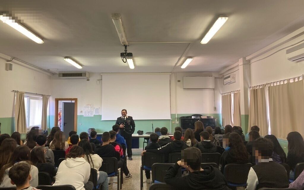 Fasano, i carabinieri incontrano gli studenti delle classi terze della scuola  “Bianco Pascoli”