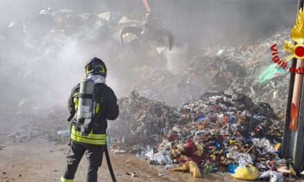 Deposito di rifiuti a fuoco, intervento dei vigili del fuoco