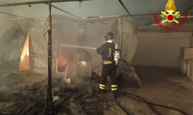 A fuoco “casa container” sulla litoranea di Brindisi, intervento dei vigili del fuoco