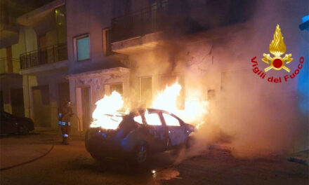 Ceglie Messapica, incendio auto in via Aldo Moro, intervento di Vigili del Fuoco e carabinieri