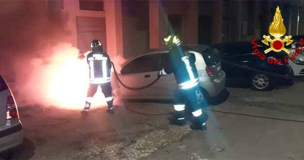Incendio auto in Via Ugo Betti a Brindisi nella notte, i pompieri riescono ad evitare la propagazione ad altri mezzi parcheggiati