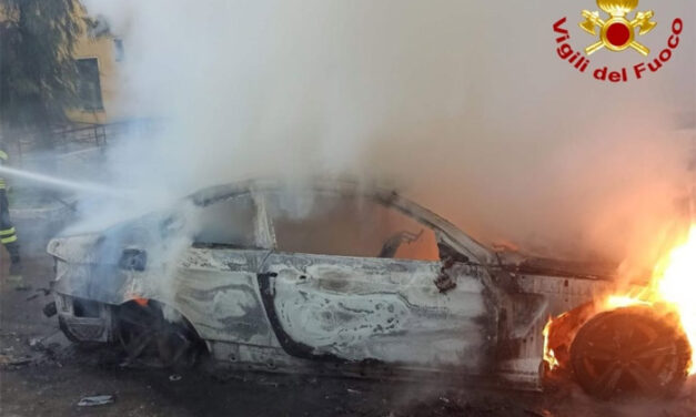 Incendio BMW sotto il diluvio a Mesagne, devono intervenire i Vigili del Fuoco
