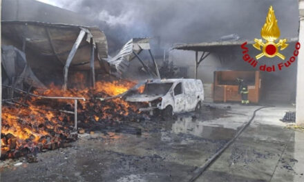 Esercizio commerciale a fuoco in città a Carovigno, al lavoro diverse squadre dei Vigili del Fuoco