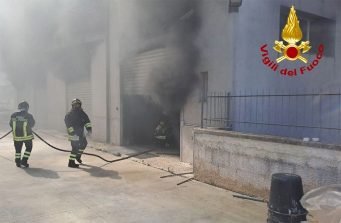 Incendio in un garage di via Foggia a Ostuni, Vigili del Fuoco sul posto insieme alla Polizia