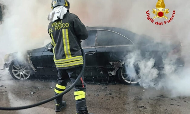 Auto in fiamme, intervento dei Vigili del Fuoco a Cellino San Marco