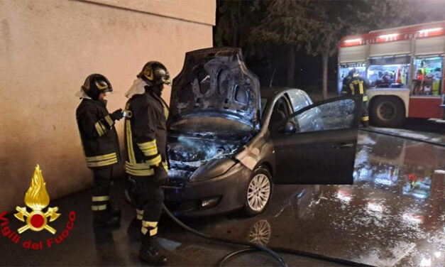 Auto a fuoco in via Togliatti a Francavilla Fontana, intervento dei vigili del fuoco