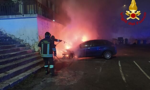 Carovigno, auto in fiamme: intervengono i vigili del fuoco