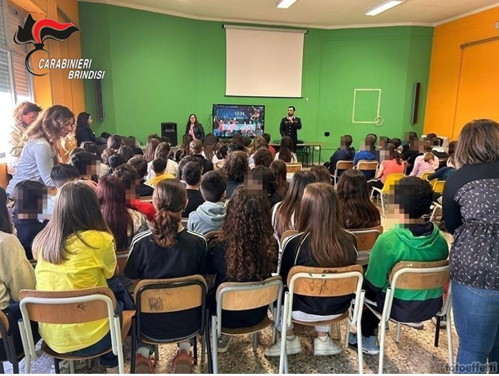 Latiano, i Carabinieri incontrano gli studenti delle classi di 1^ e 2^ Media dell’Istituto Comprensivo “Croce – Monasterio” di Latiano
