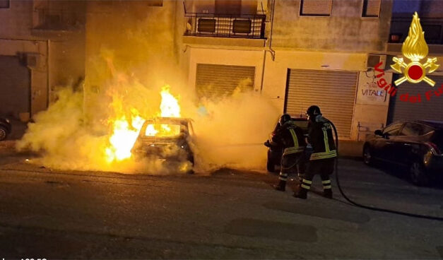 Ceglie Messapica, una vecchia Fiat 500 va a fuoco nella notte in via Maresciallo V. Maggiore nei pressi di una palazzina