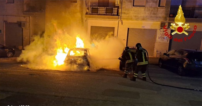 Ceglie Messapica, una vecchia Fiat 500 va a fuoco nella notte in via Maresciallo V. Maggiore nei pressi di una palazzina