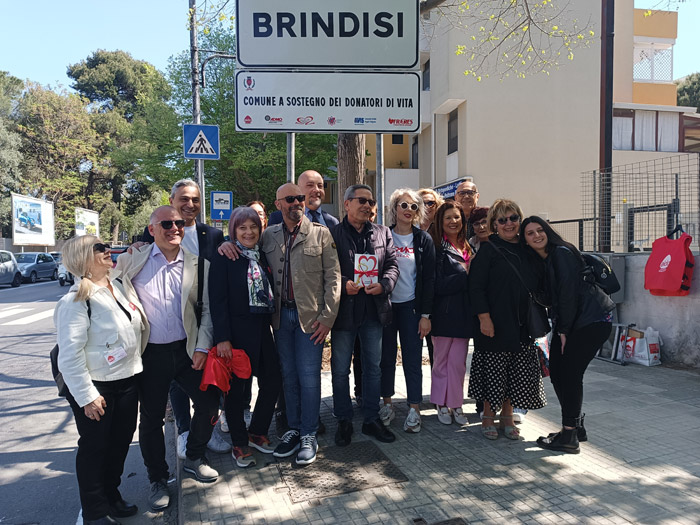 Aido Brindisi – Inaugurati i pannelli stradali integrativi sul sostegno al dono ai varchi d’ingresso della città