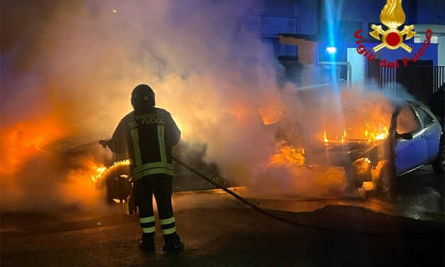 Due auto a fuoco nella notte in via Irlanda a Brindisi, intervento dei Vigili del Fuoco.
