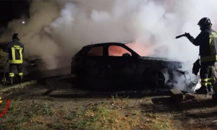 Incendio auto nella notte a Brindisi nel rione Sant’Elia, in piazza Favretto le fiamme di una Audi si sono propagate ad una Fiat Panda