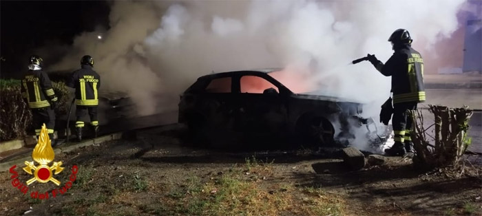 Incendio auto nella notte a Brindisi nel rione Sant’Elia, in piazza Favretto le fiamme di una Audi si sono propagate ad una Fiat Panda