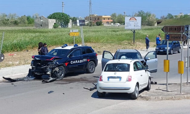 Grave incidente Brindisi all’incrocio Lo Spada ospedale “Perrino”, tre auto coinvolte tra cui una pattuglia dei Carabinieri