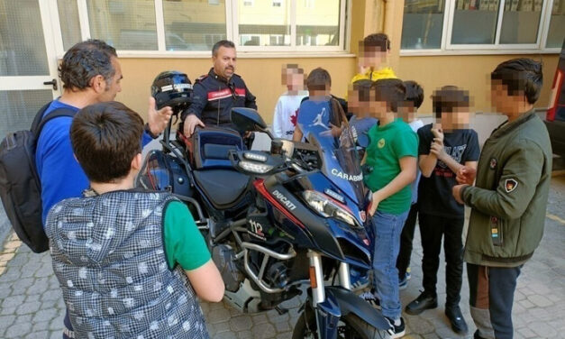Brindisi, gli studenti della Scuola secondaria di primo grado dell’Istituto “Marzabotto–Virgilio” visitano il Comando Provinciale Carabinieri