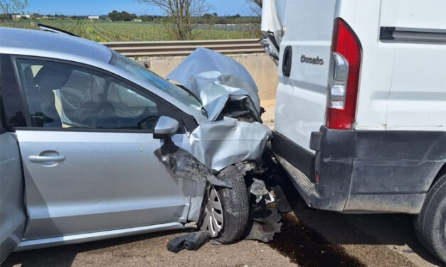 Auto contro furgone, grave incidente sulla Statale 7, tre persone in codice rosso in pronto soccorso
