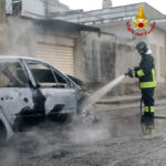 Auto a fuoco durante la marcia in via Caravaggio a Mesagne, vigili del fuoco sul posto