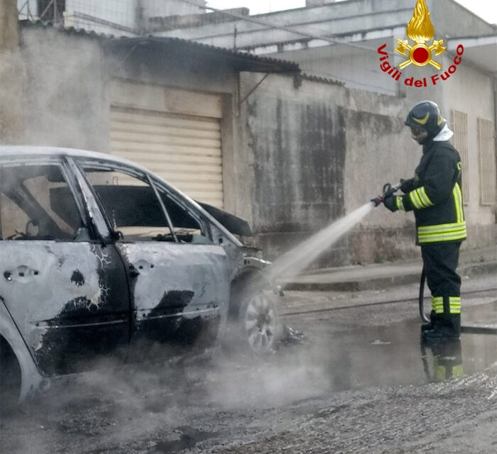 Auto in fiamme durante la marcia in via Caravaggio a Mesagne, vigili del fuoco sul posto