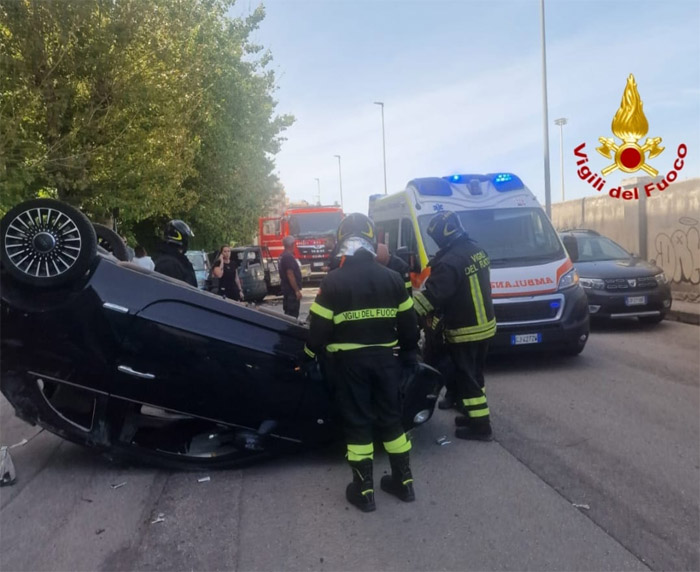 Impatto contro Ape in città, l’auto si ribalta in Via Tor Pisana, due persone in ospedale