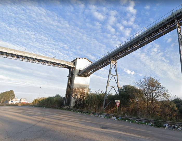 Operaio di 46 anni muore sul nastro trasportatore dello zuccherificio di Brindisi, fatale incidente sul lavoro