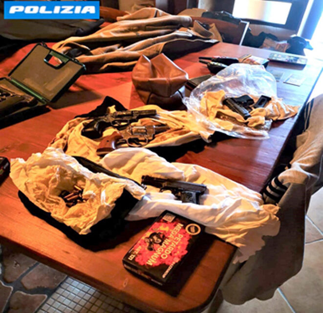 Armi e droga, due brindisini di 41 e 50 anni arrestati dalla Polizia di Stato
