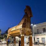 San Michele Salentino, Festival del Fico Mandorlato 2026, un grande cavallo di legno in piazza Marconi