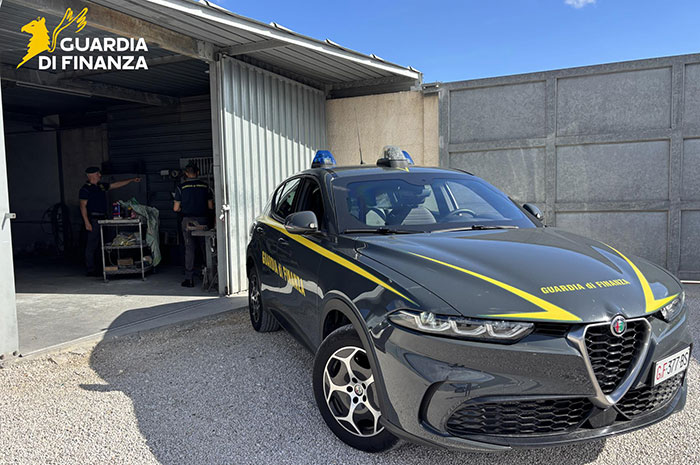 Brindisi, due officine meccaniche per auto abusive completamente attrezzate e pienamente operative scoperte dalla Guardia di Finanza in città, sanzione fino a 15mila euro