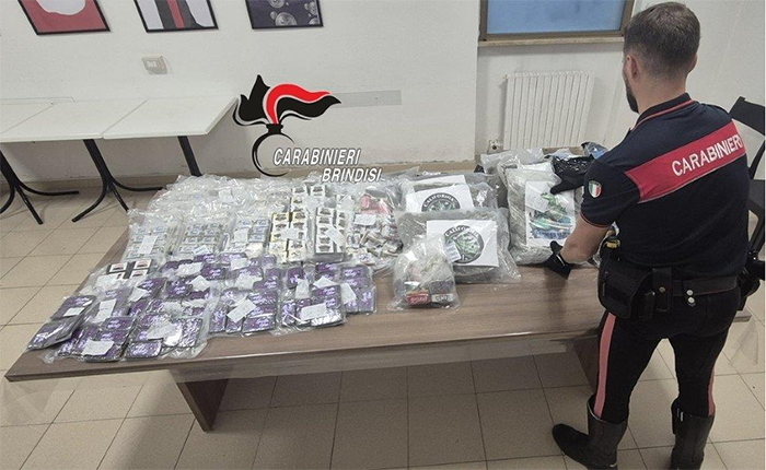 Coppia di coniugi nascondeva in casa, nella selva di Fasano, oltre 56 kg di sostanze stupefacenti, un 62enne e la moglie 53enne finiscono in carcere dopo il ritrovamento dei carabinieri
