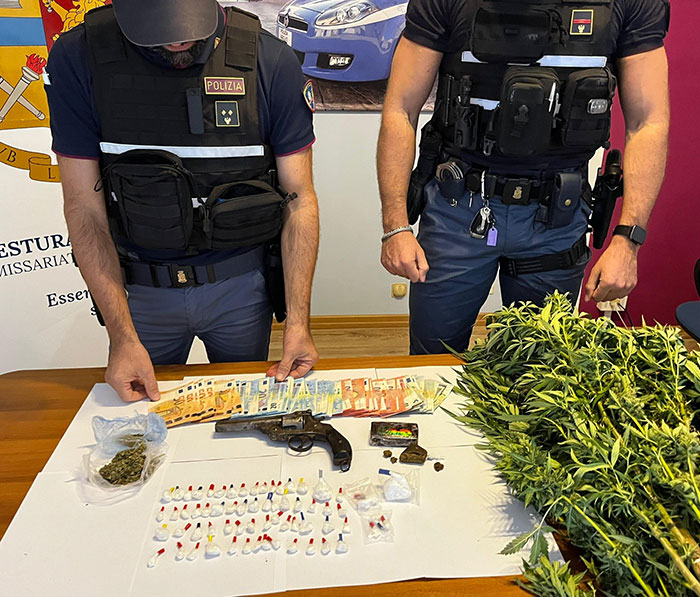 Latiano, giovane 22enne sorpreso in casa dalla Polizia con una pistola calibro 10 e una grossa quantità di droga, arrestato