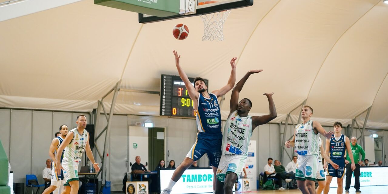 La Dinamo lotta ma non completa la rimonta. Vince Monopoli